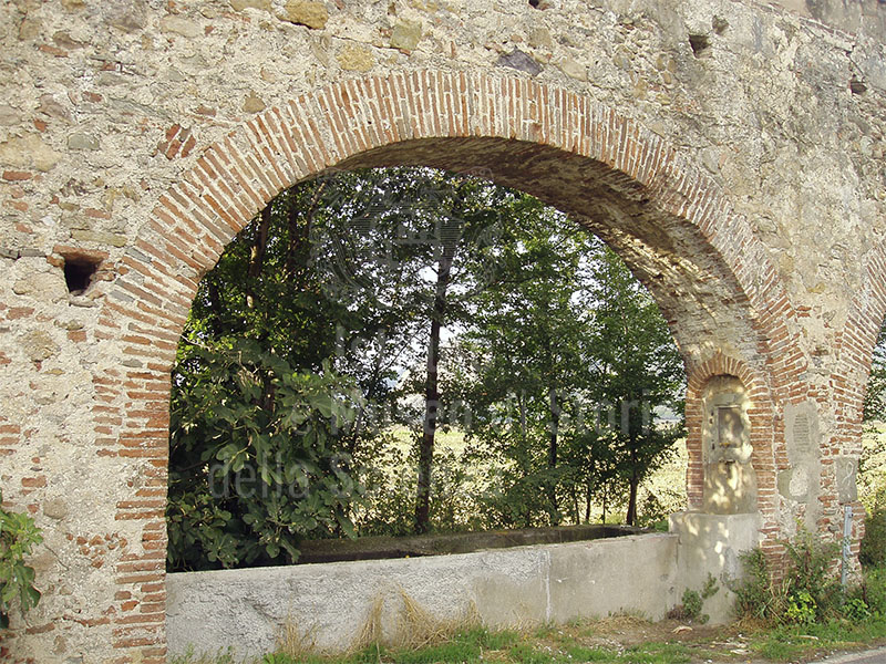 Arco dell'Acquedotto Mediceo presso Asciano, San Giuliano Terme.