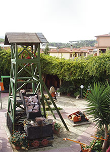 Ricostruzione di un pozzo di estrazione all'esterno della Piccola Miniera, Porto Azzurro.