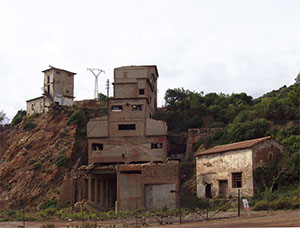 Vecchie strutture della miniera di Rialbano presso Cala Seregola fra Cavo e Rio Marina.