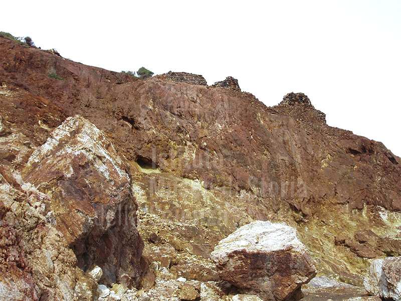 Miniera di ferro di Rialbano presso Cala Topinetti fra Cavo e Rio Marina.
