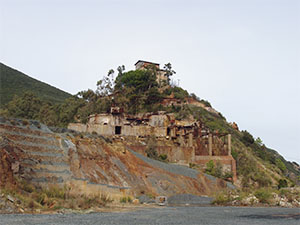 Vecchio strutture minerarie presso il porto di Rio Marina.