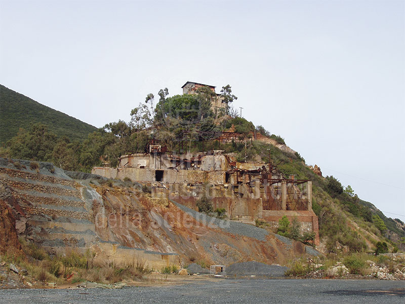 Vecchio strutture minerarie presso il porto di Rio Marina.