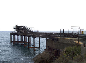 Vecchio pontile per il trasporto del ferro presso il porto di Rio Marina.