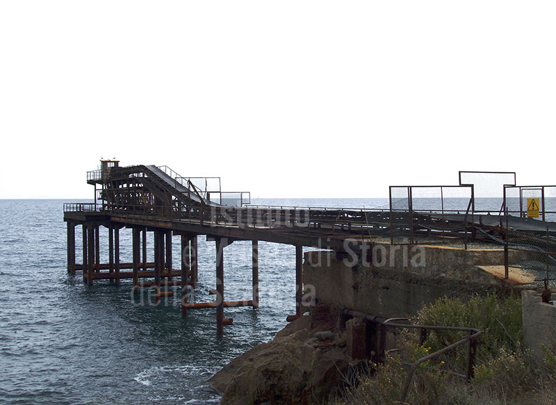 Vecchio pontile per il trasporto del ferro presso il porto di Rio Marina.