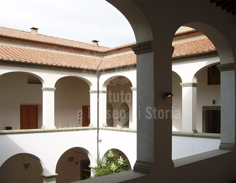 Atrio interno dell'ex sede della Biblioteca Foresiana, presso il Palazzo Comunale della Biscotteria in Via Garibaldi, Portoferraio.