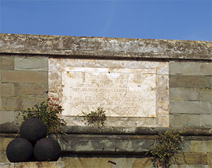 Iscrizione medicea all'ingresso di Forte Stella, Portoferraio.