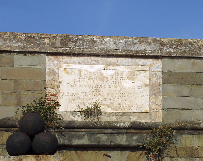Iscrizione medicea all'ingresso di Forte Stella, Portoferraio.