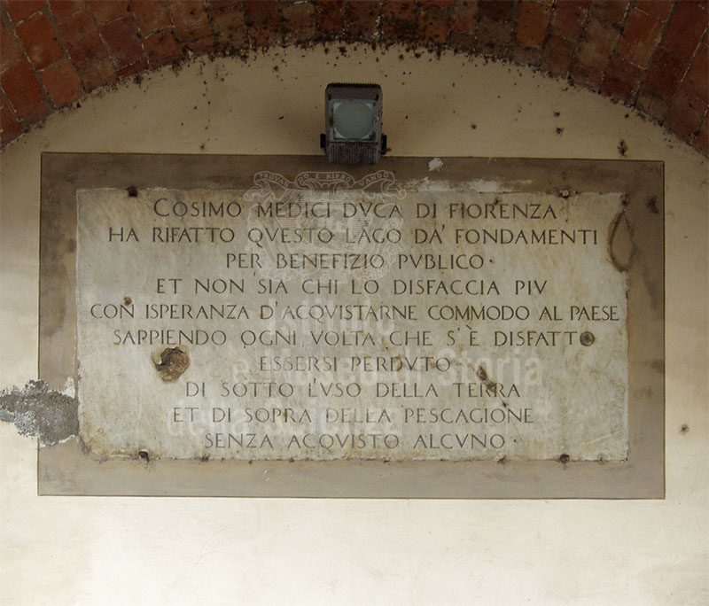 Stone tablet in Italian on the Ponte Mediceo, Ponte a Cappiano, Fucecchio.