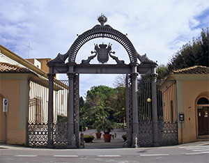 Cancello di ferro lavorato e di getti progettato da Alessandro Manetti e Carlo Reishammer (c. 1840) all'ingresso dell'Ex Complesso Siderurgico ILVA, Follonica.