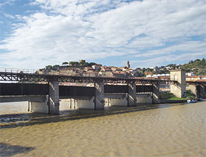Ponte Giorgini (1930). Sullo sfondo Castiglione della Pescaia.