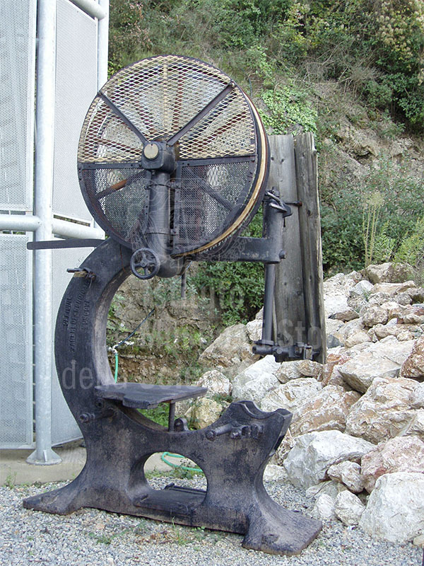 Sega a nastro (falegnameria della miniera) delle officine Manfredi-Bongianni di Mondov, Parco Minerario Naturalistico, Gavorrano.