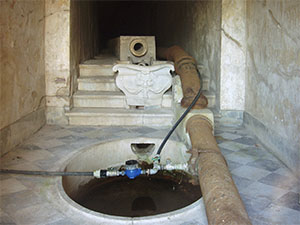 Apparati idraulici all'interno della cisterna dell'Acquedotto Mediceo presso Asciano, San Giuliano Terme.
