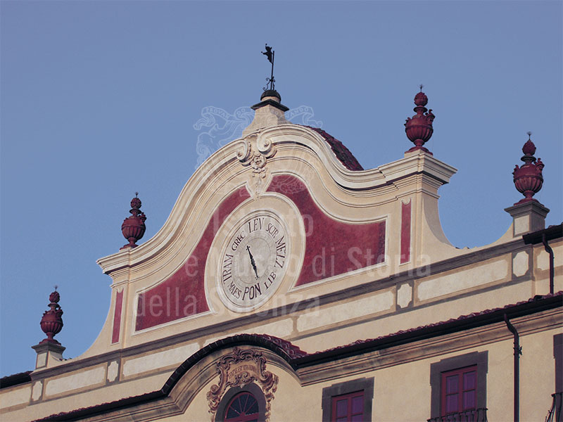 Rosa dei venti sulla facciata della Certosa di Calci.