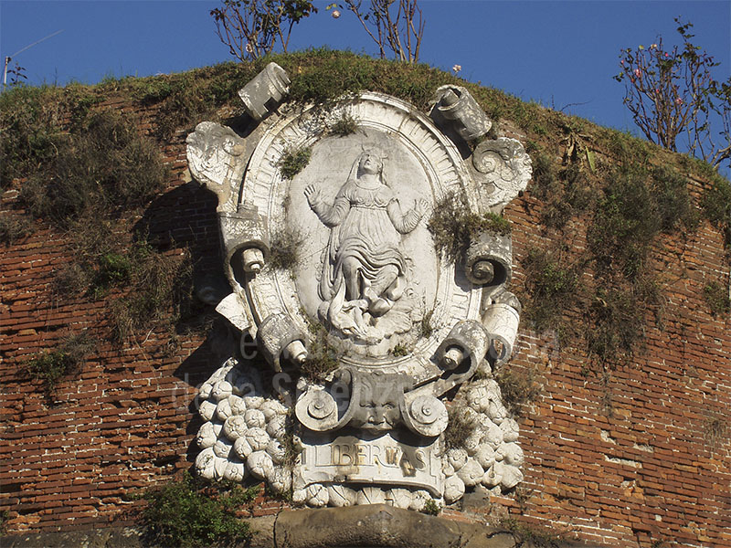 Mura di Lucca: effige della Madonna sul Baluardo Santa Maria con la scritta "Libertas", motto della Repubblica lucchese.