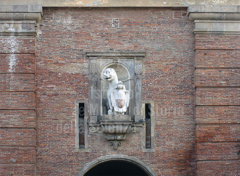 Walls of Lucca: panther holding up the coat of arms of the city of Lucca on the faade of Porta Santa Maria (1593).