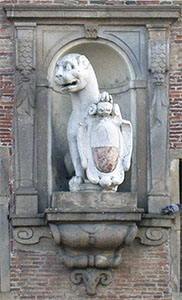 Walls of Lucca: panther holding up the coat of arms of the city of Lucca on the faade of Porta Santa Maria (1593).