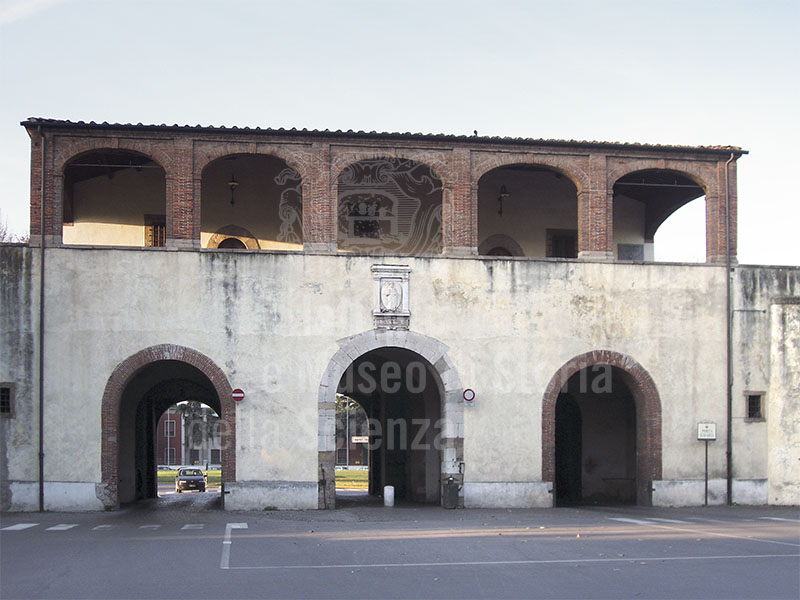 Mura di Lucca: facciata posteriore di Porta Santa Maria (1593).