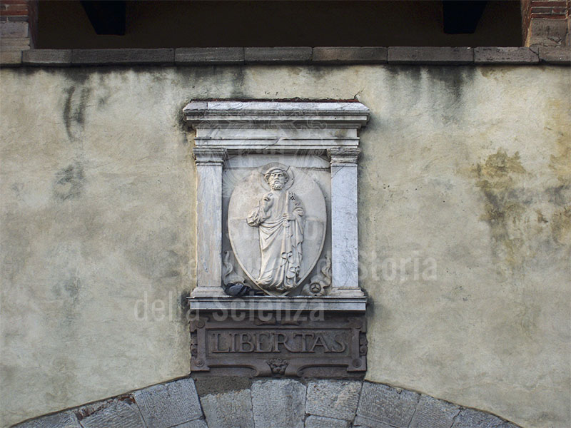 Mura di Lucca: decorazione sulla facciata posteriore di Porta Santa Maria (1593).