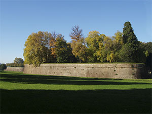 Mura di Lucca: Baluardo San Regolo e, sullo sfondo, Baluardo San Colombano.