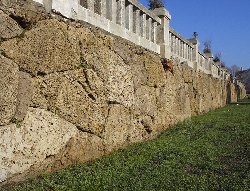 Mura Etrusche prospicienti il Lungolago delle Crociere, Orbetello.