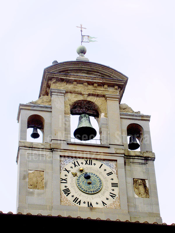 Clock by Felice da Fossato, Palazzo della Fraternita dei Laici, Arezzo.
