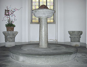 Antico fonte battesimale nel quale la tradizione ritiene essere stato battezzato Leonardo, Chiesa di Santa Croce, Vinci.