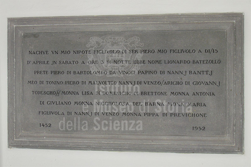 Lapide che ricorda la data e il luogo di nascita di Leonardo con le parole del nonno ser Antonio da Vinci, Chiesa di Santa Croce, Vinci.