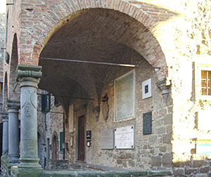 Loggia del Palazzo Pretorio (sec. XII), sede del Museo delle Miniere, Montecatini Val di Cecina.