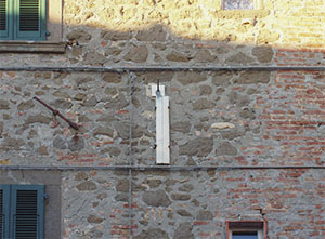Sundial in a house opposite Palazzo Pretorio, Montecatini Val di Cecina.