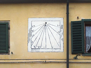 Sito minerario di Caporciano, meridiana sulla facciata degli ex edifici amministrativi della miniera di rame, Montecatini Val di Cecina.