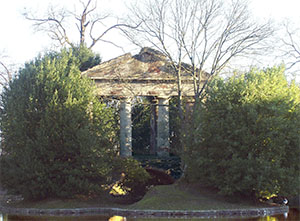 Monumento romantico sull'isola del laghetto superiore, giardino di Villa Puccini, Pistoia.