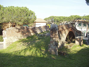 Il ponte di Pozzuolo e la chiusa del fosso omonimo. Il fosso di Pozzuolo, precedente alla bonifica ottocentesca, era l'unico sbocco verso il mare. Fu poi ricoperto a seguito dei nuovi progetti di bonifica. Via dei Cavalleggeri, localit Mazzanta, Vada.