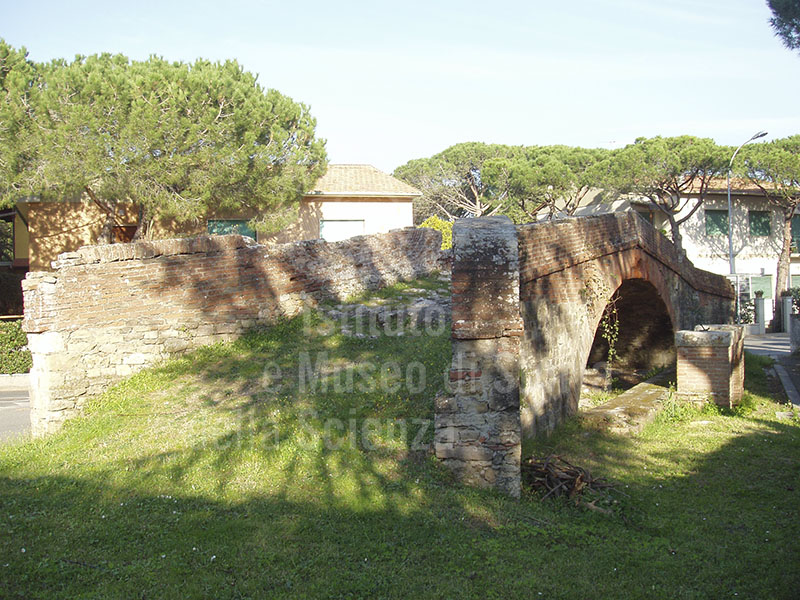 The bridge of Pozzuolo and the lock of the same name. The Pozzuolo canal, prior to the nineteenth-century land reclamation projects, was the only outlet to the sea. It was then covered over in new land reclamation projects. Via dei Cavalleggeri, Localit