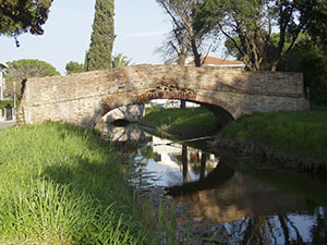 Bridge over a land reclamation canal. Via dei Cavalleggeri, Localit Mazzanta, Vada.