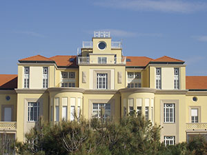 Veduta dalla spiaggia del corpo centrale dell'edificio destinato al personale e all'amministrazione, Collegio del Calambrone, Calambrone, Pisa.