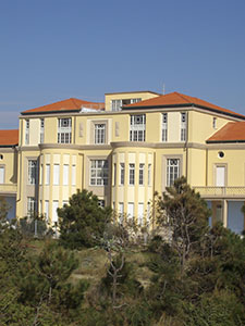 Veduta dalla spiaggia del corpo centrale dell'edificio destinato alla residenza dei bambini, Collegio del Calambrone, Calambrone, Pisa.