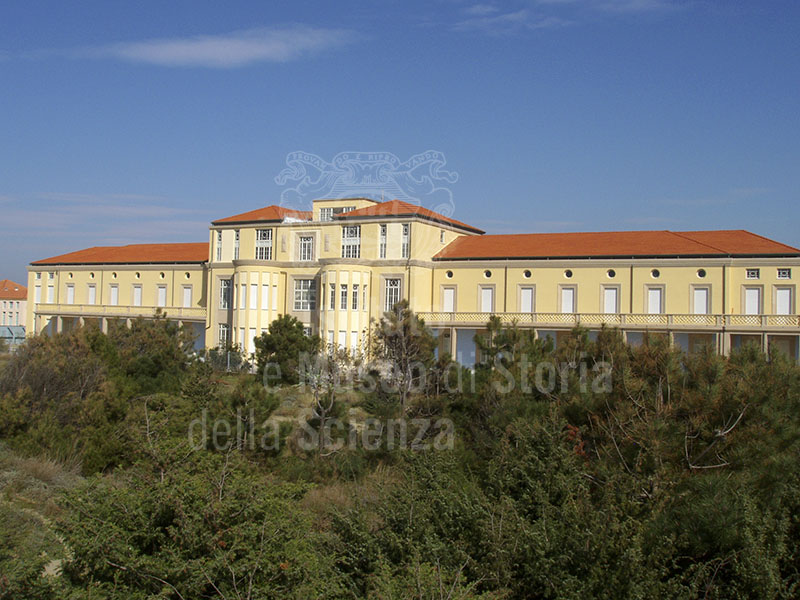 Veduta della facciata fronte mare dell'edificio destinato alla residenza dei bambini, Collegio del Calambrone, Calambrone, Pisa.