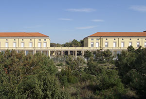 Veduta dalla spiaggia del portico di collegamento degli edifici fronte mare, Collegio del Calambrone, Calambrone, Pisa.
