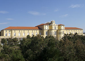 Veduta della facciata fronte mare dell'edificio destinato al personale e all'amministrazione, Collegio del Calambrone, Calambrone, Pisa.