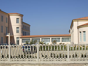 Veduta del portico di collegamento tra il padiglione principale e quello sul viale del Tirreno, ex Colonia Marina Principi di Piemonte, Calambrone, Pisa.