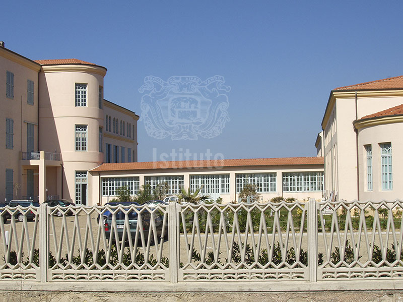 Veduta del portico di collegamento tra il padiglione principale e quello sul viale del Tirreno, ex Colonia Marina Principi di Piemonte, Calambrone, Pisa.