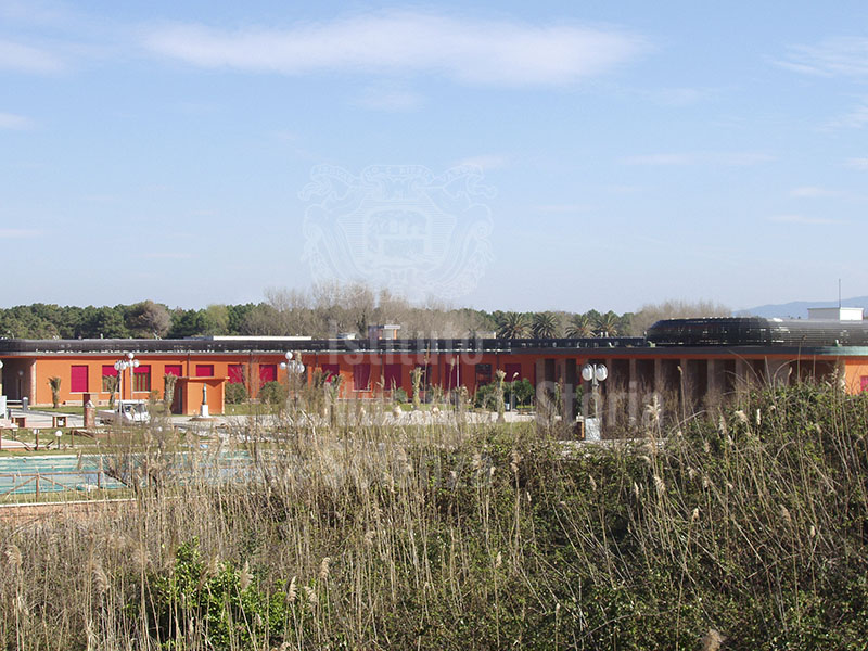 Veduta del lato a mare dell'edificio ad esedra dei dormitori denominato "Dolomiti", ex Colonia Marina Rosa Maltoni Mussolini, Calambrone, Pisa.