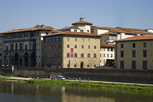 In primo piano, Palazzo Castellani, sede del Museo Galileo - Istituto e Museo di Storia della Scienza, Firenze.