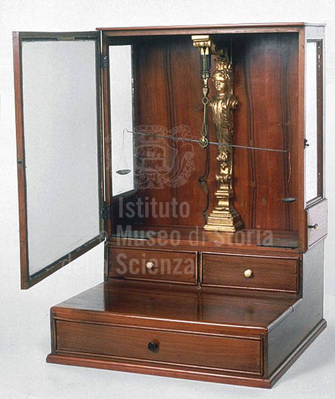 Bilancia in teca di legno e vetro, XVIII sec., Collezioni lorenesi, Istituto e Museo di Storia della Scienza (inv. 567), Firenze.