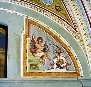 Scena affrescata raffigurante un puttino che sostiene un cappello alchemico, Palazzo Pitti, Museo degli Argenti, Firenze.