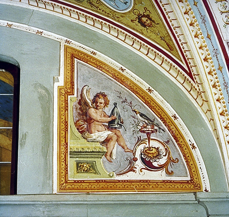 Scena affrescata raffigurante un puttino che sostiene un cappello alchemico, Palazzo Pitti, Museo degli Argenti, Firenze.