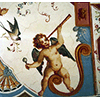 Scena affrescata raffigurante un puttino che guarda attraverso un cannocchile e tiene in mano una lente, Palazzo Pitti, Museo degli Argenti, Firenze.