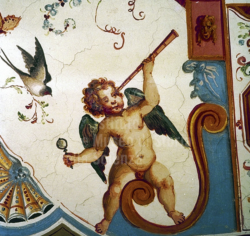 Scena affrescata raffigurante un puttino che guarda attraverso un cannocchile e tiene in mano una lente, Palazzo Pitti, Museo degli Argenti, Firenze.