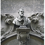 Busto marmoreo di Galileo Galilei sopra il portone d'ingresso del Palazzo dei Cartelloni, Firenze.