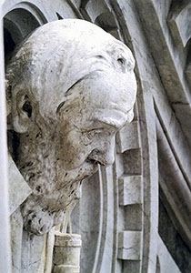 Dettaglio della facciata di Santa Maria del Fiore con la raffigurazione scultorea di Galileo Galilei, Firenze.